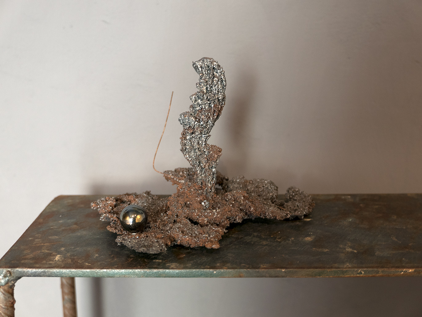 (Cristina Gozzini, Poetic Entanglement 2024, Sfera di vetro e ferro di recupero, 30x20x20 cm