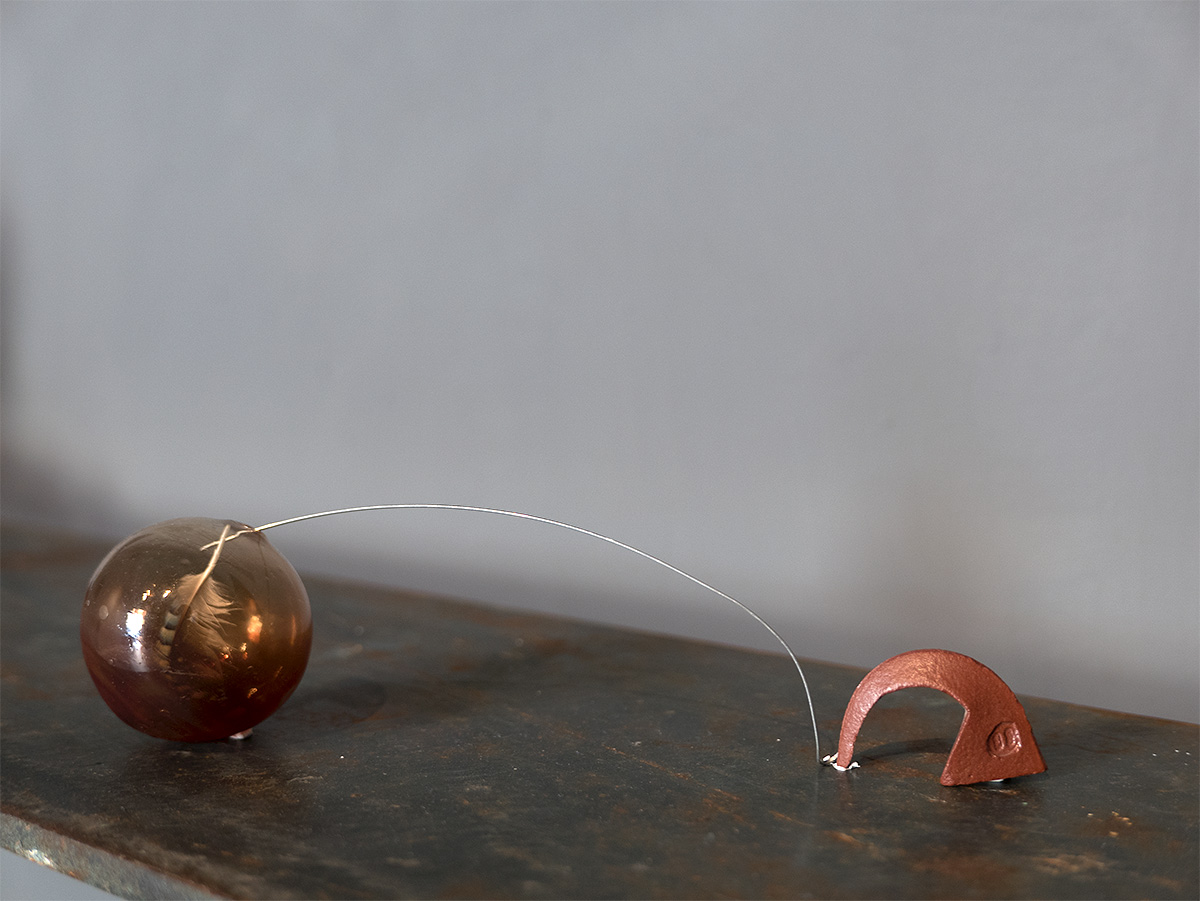 Cristina Gozzini, (Il Suono) nella Mano, Forze in Gioco 2025, Vetro soffiato, piuma e ceramica 30x12x8 cm