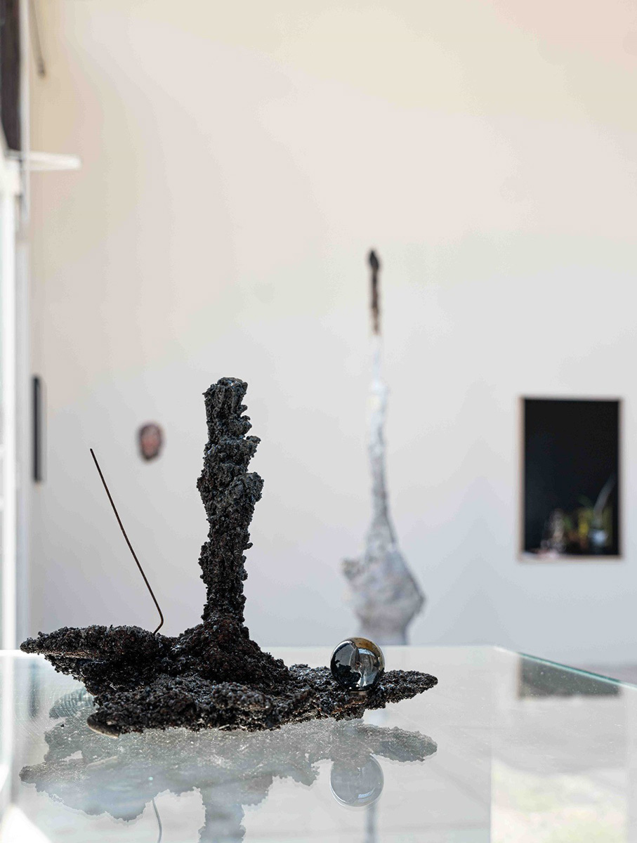 Poetic Entanglament 2024 Sfera di vetro e ferro di recupero CM 30 x 20 x 20 CM